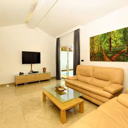 Puerto Del Carmen Sleeps 4 Pool Wifi Villa