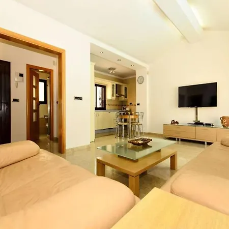 Puerto Del Carmen Sleeps 4 Pool Wifi Villa Puerto del Carmen (Lanzarote)